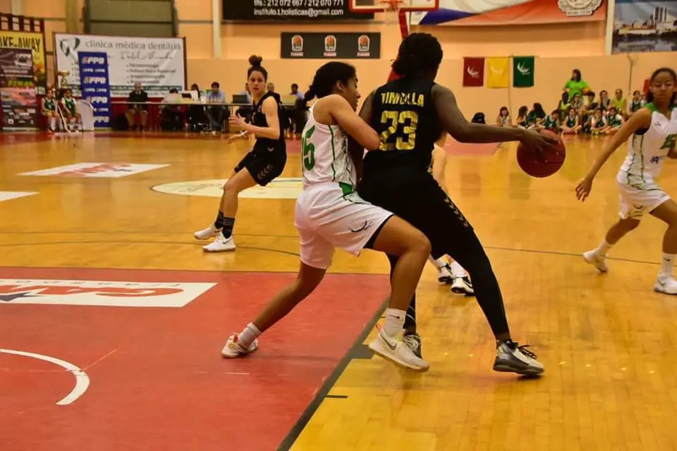 Fotografia de um jogo de basquetebol em curso com foco em duas jogadoras