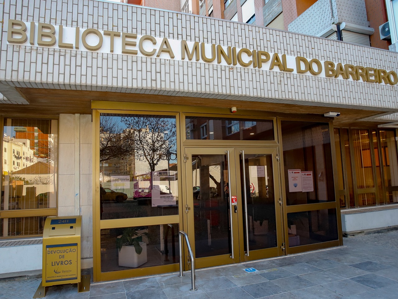 Fotografia da fachada da Biblioteca Municipal do Barreiro