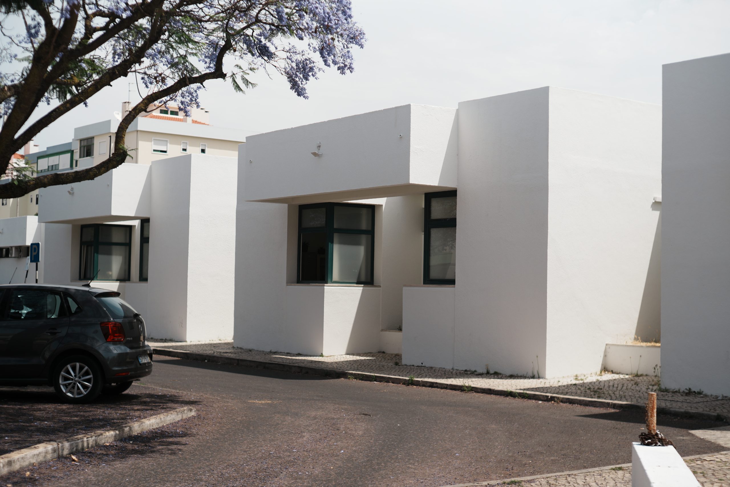 Fotografia da fachada do edifício Centro de Saúde da Quinta da Lomba – UCSP Barreiro