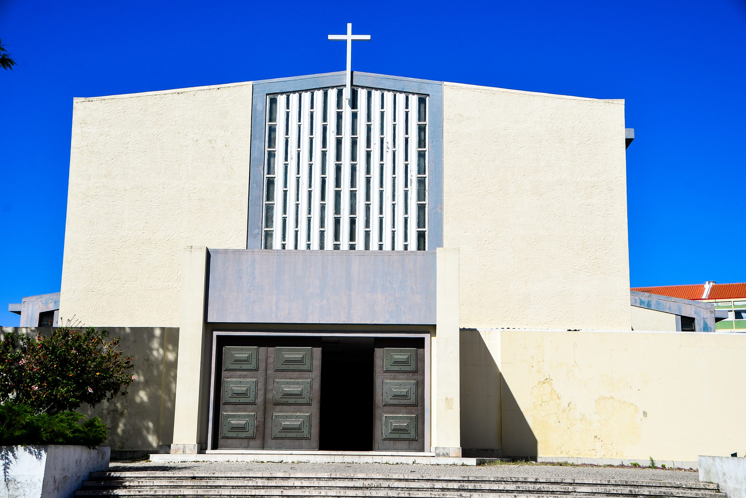 Fotografia da fachada da Igreja de Santa Maria no Barreiro