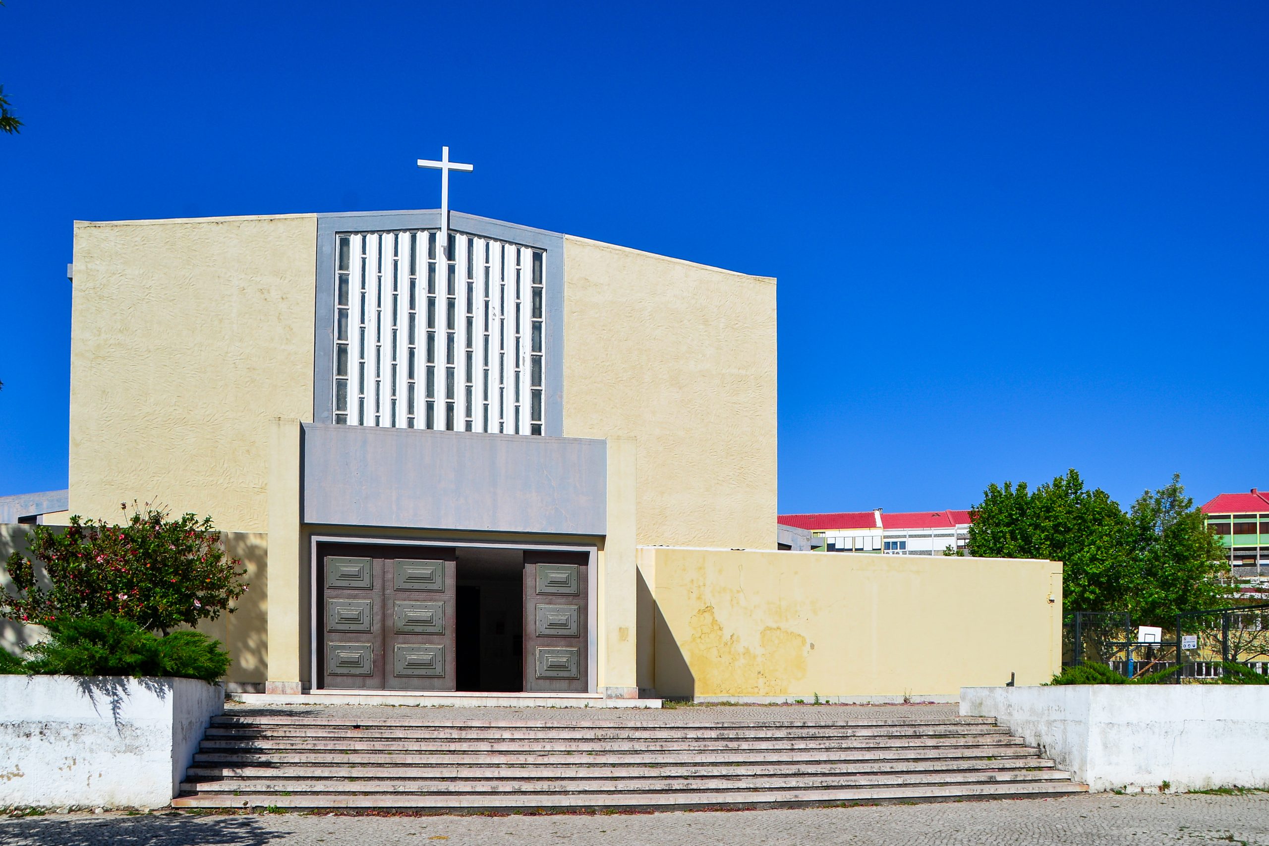 Fotografia da fachada e escadaria da Igreja de Santa Maria no Barreiro
