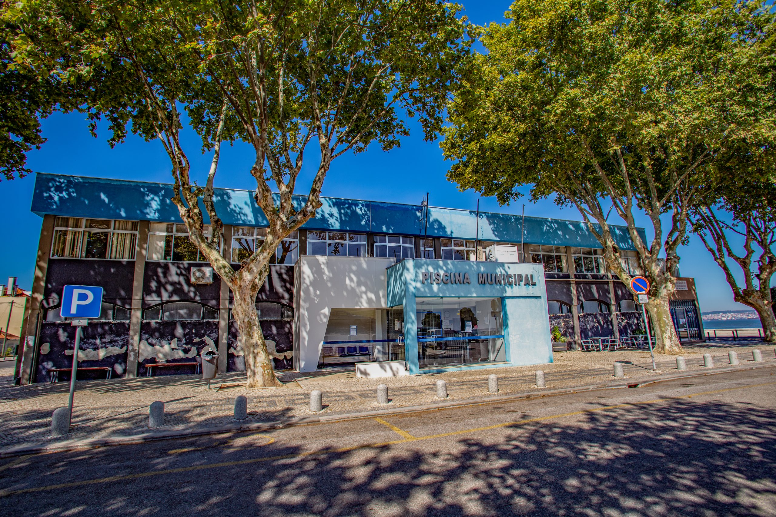 Fotografia de exterior da Piscina Municipal do Barreiro