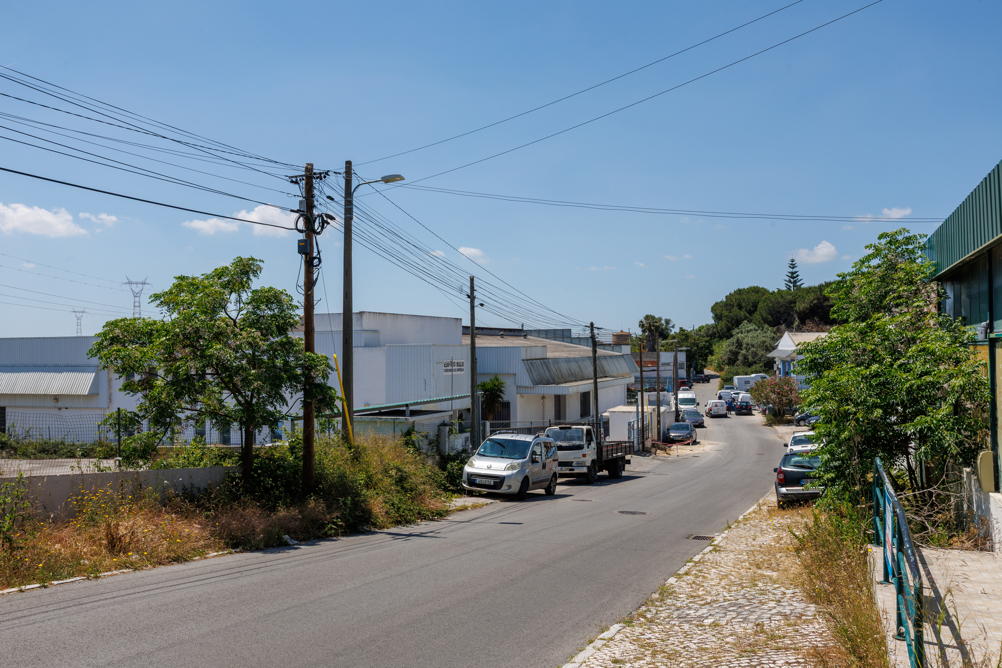 Fotografia da Zona Industrial de Sete Portais onde se vê armazéns ao longo de uma estrada