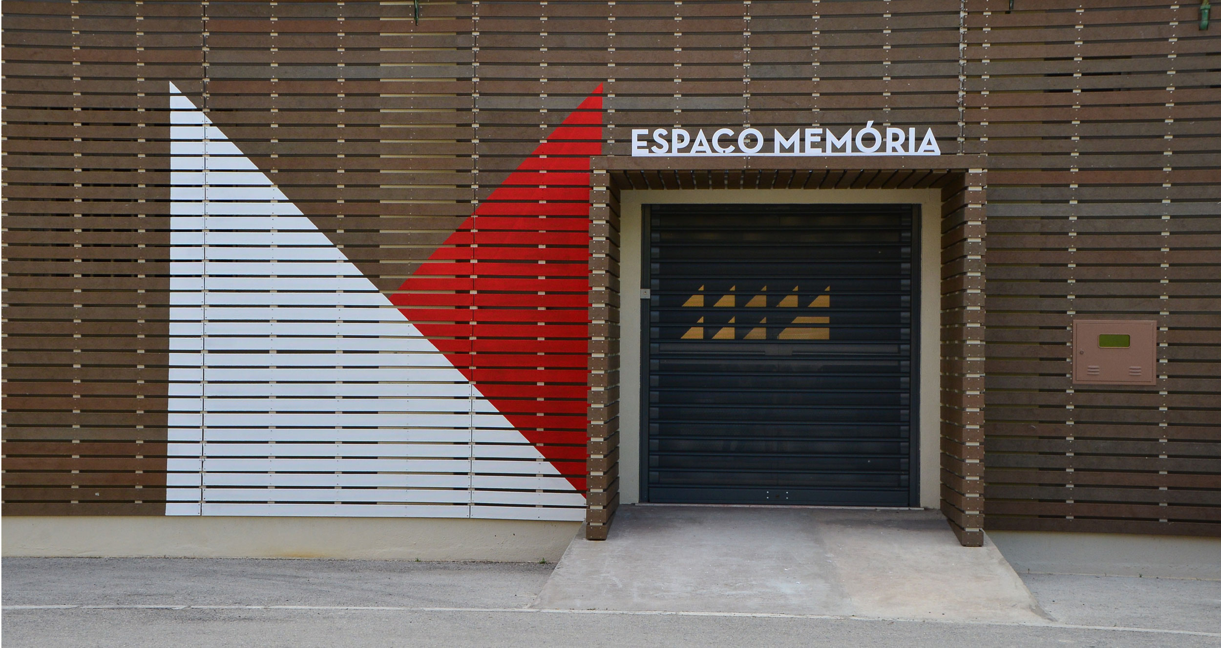 Fotografia da fachada exterior do Espaço Memória, no Barreiro