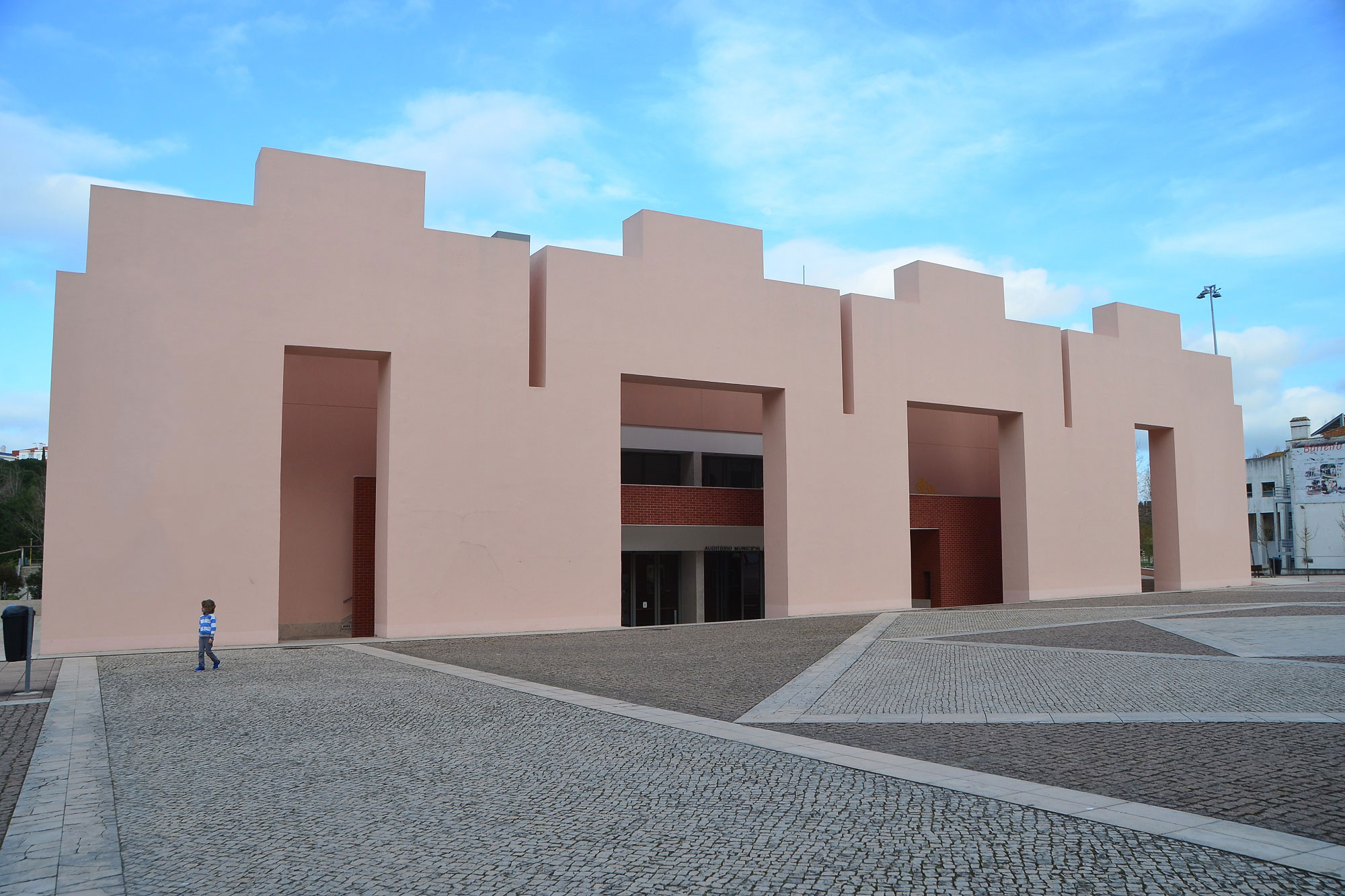 Fotografia da fachada do Auditório Municipal Augusto Cabrita, localizado no Parque da Cidade do Barreiro