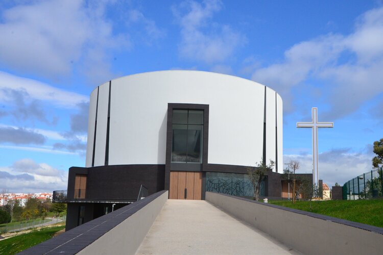 Fotografia da fachada da Igreja Paroquial de Santo André, no Barreiro
