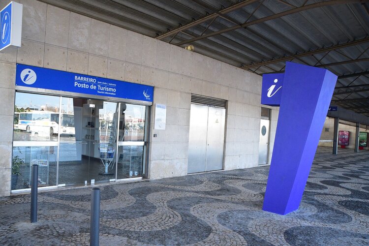 Fotografia do Posto de Turismo, no Terminal Rodo-Ferro-Fluvial