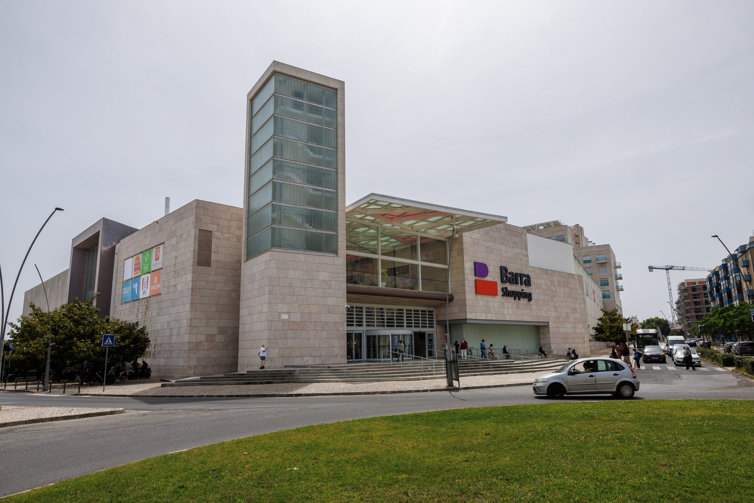 Fotografia do edifício Barra Shopping, centro comercial do Barreiro