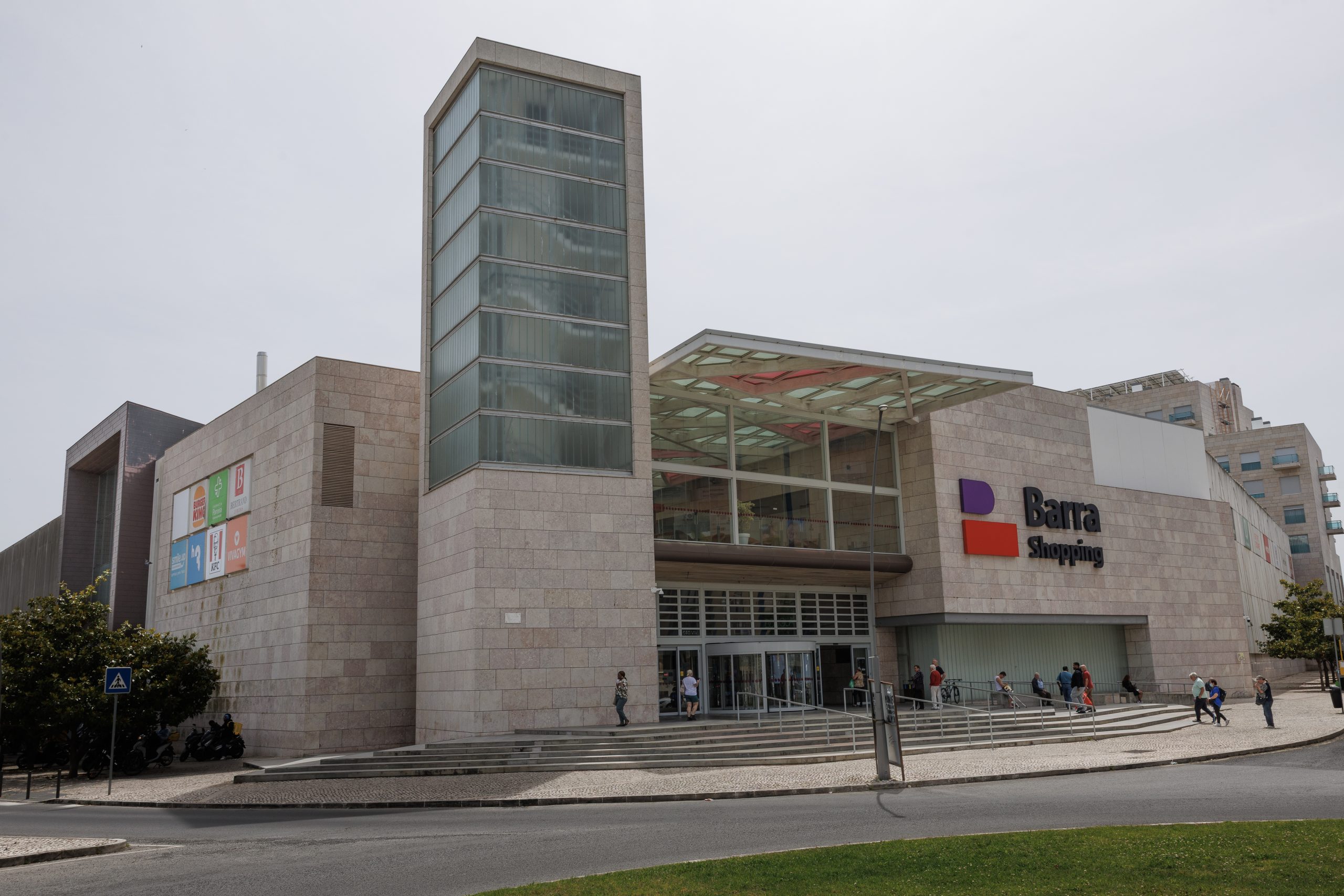Fotografia do edifício Barra Shopping, centro comercial do Barreiro