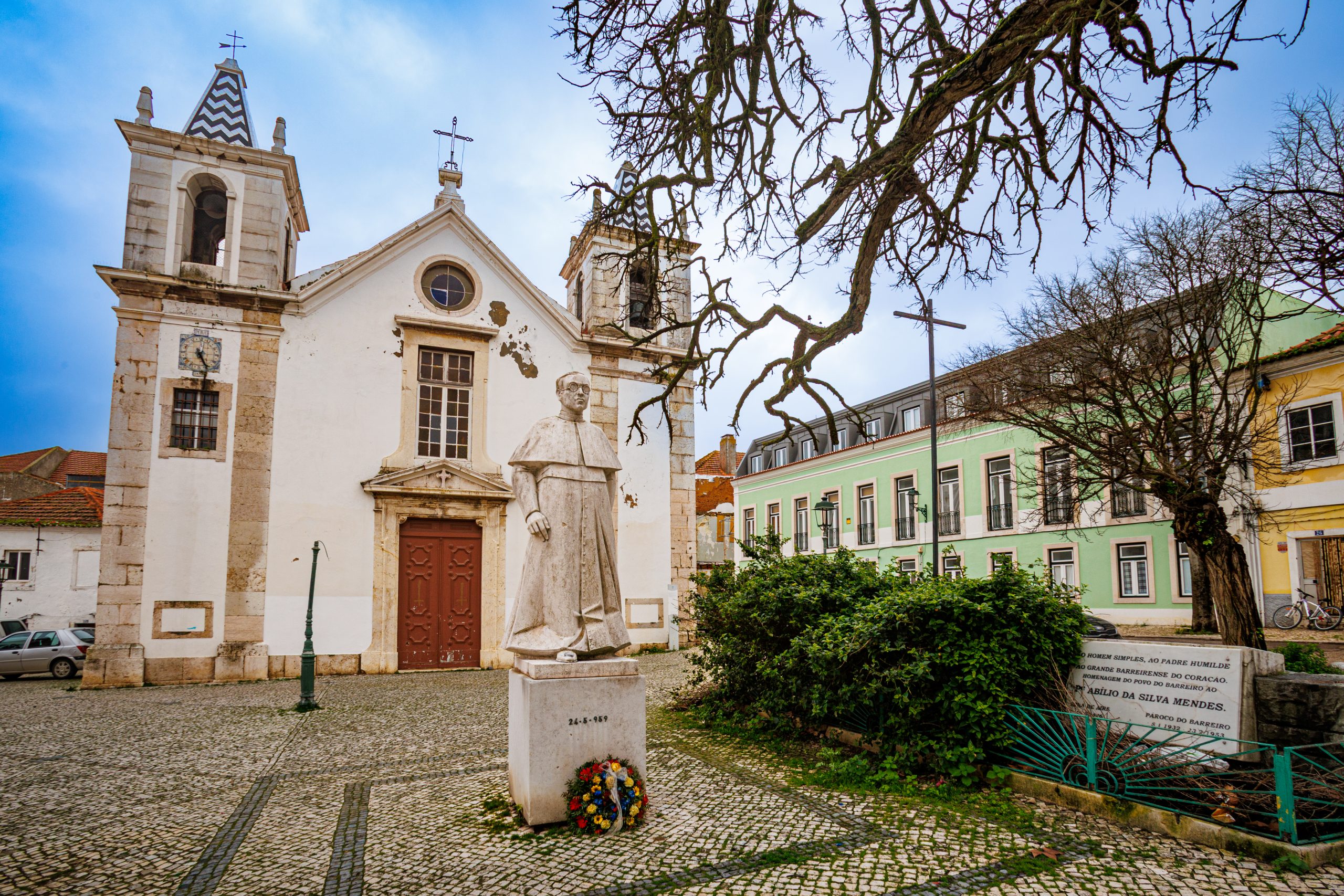 Estátua de Padre Abílio Mendes, no Barreiro