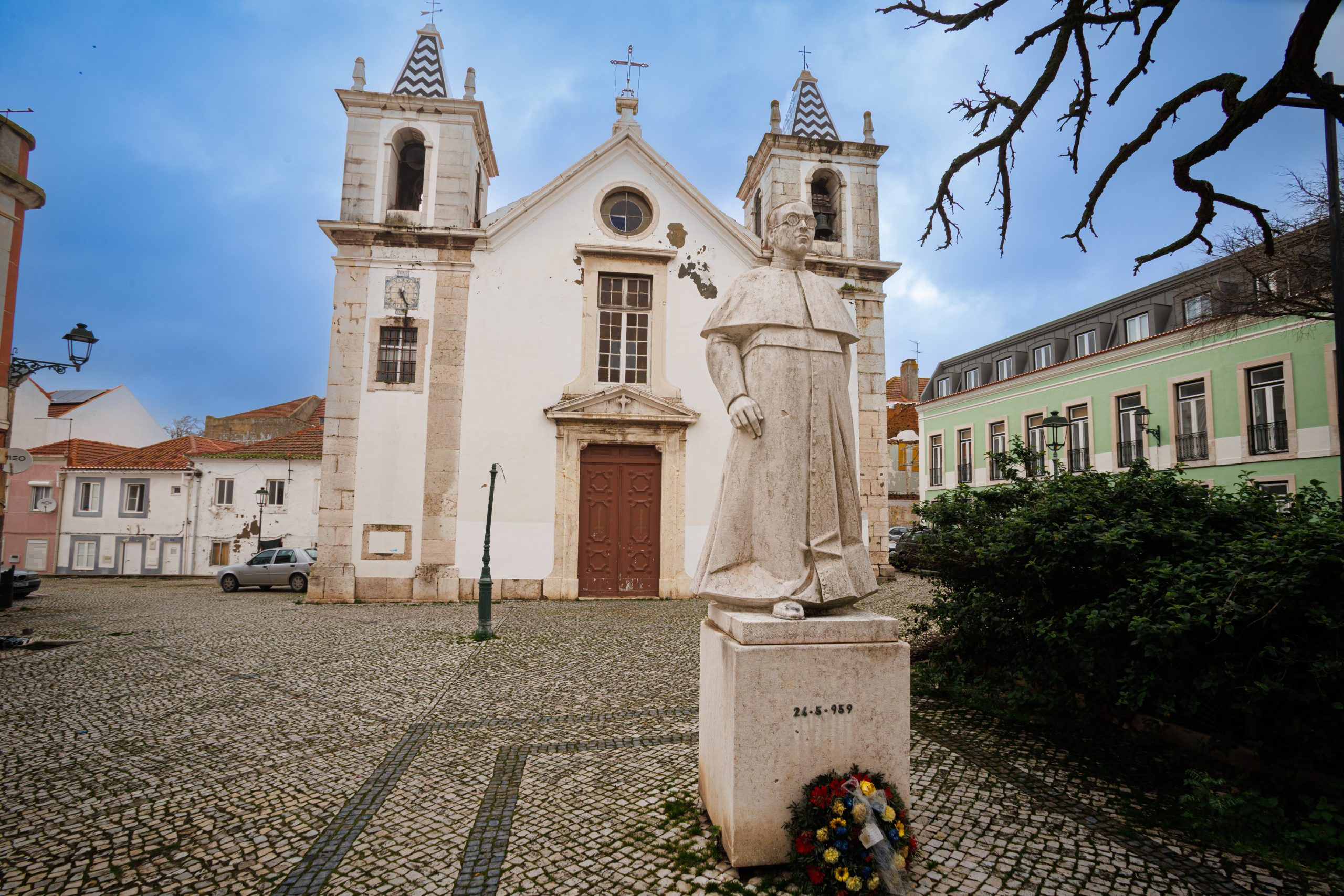 Estátua de Padre Abílio Mendes, no Barreiro