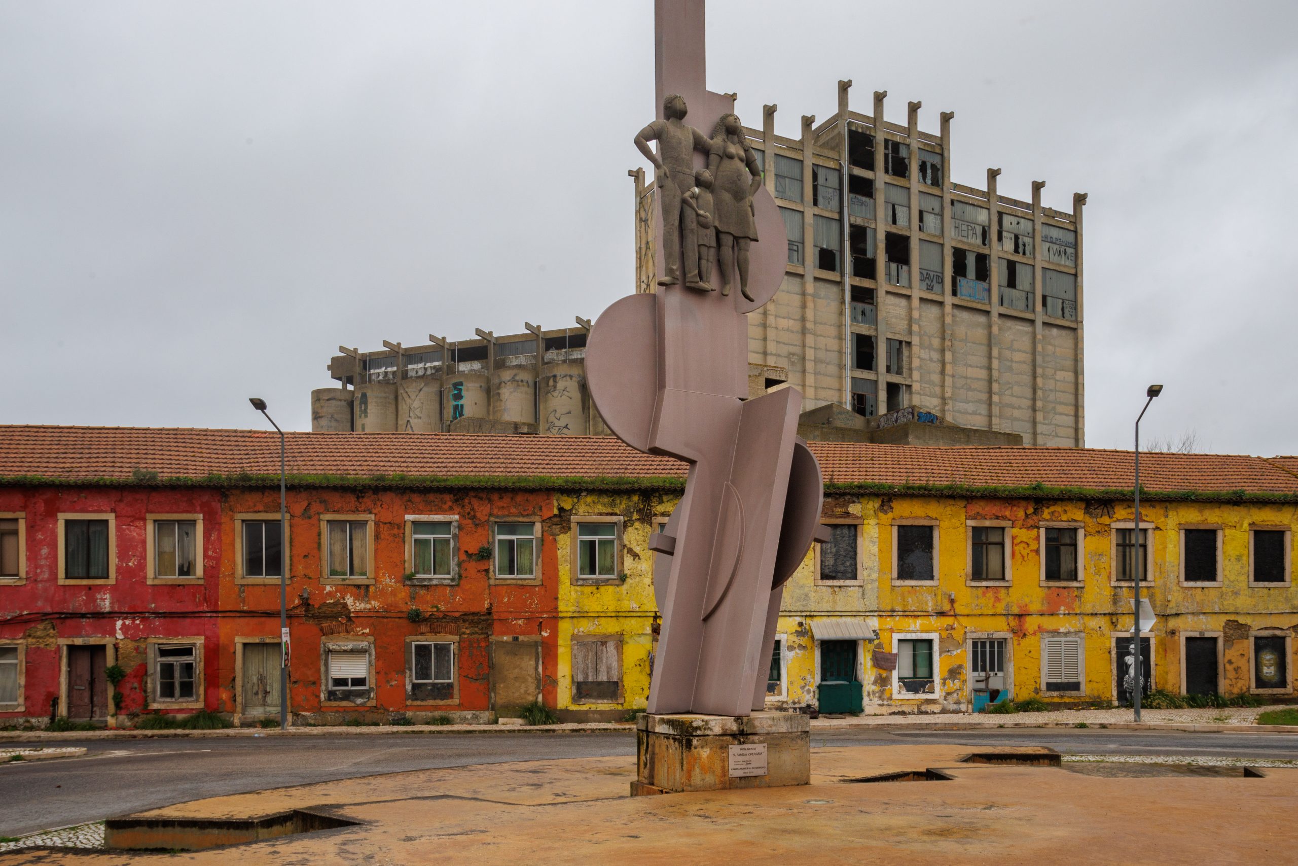 Elemento escultórico Família Operária, no centro de uma rotunda, no Barreiro