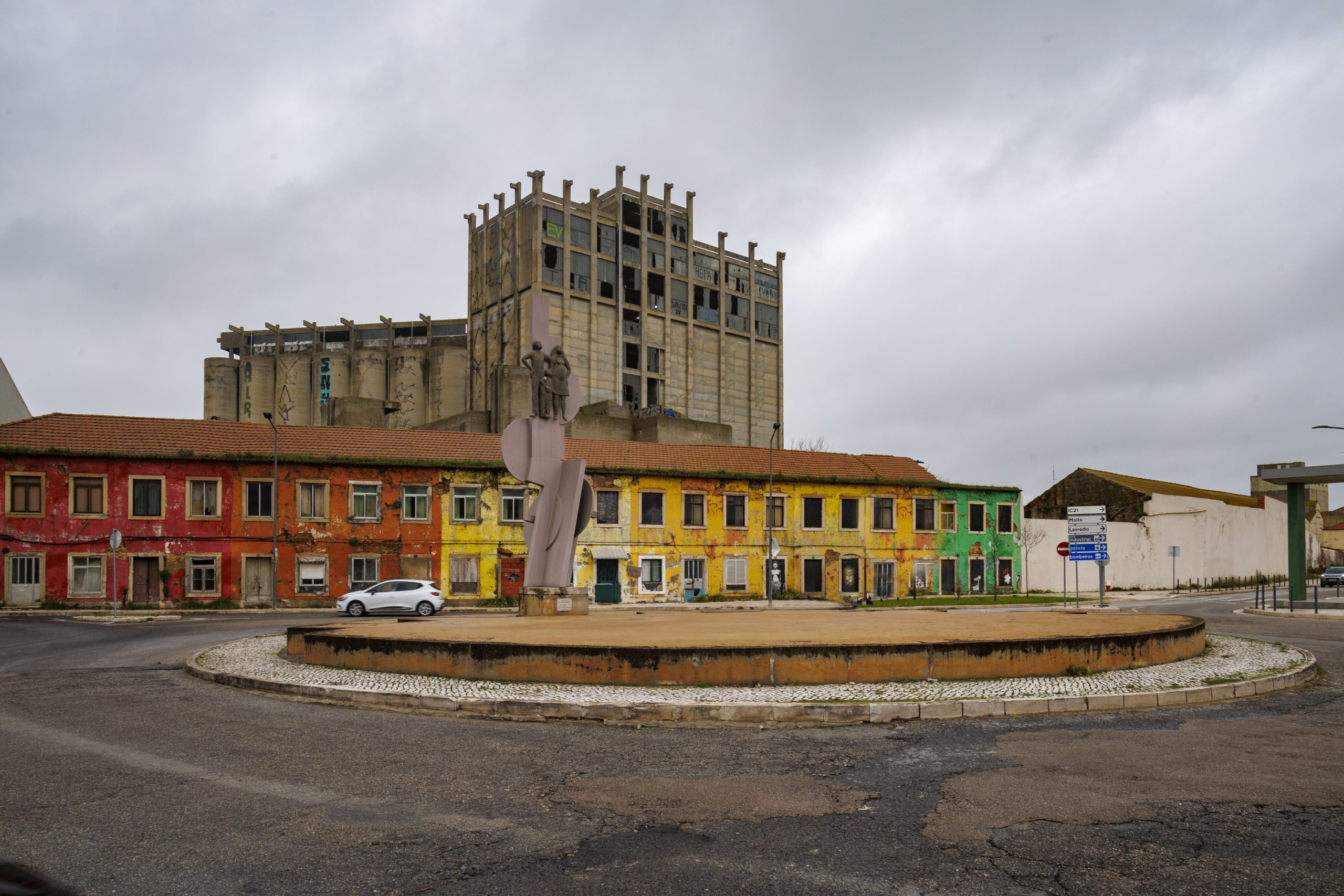 Elemento escultórico Família Operária, no centro de uma rotunda, no Barreiro