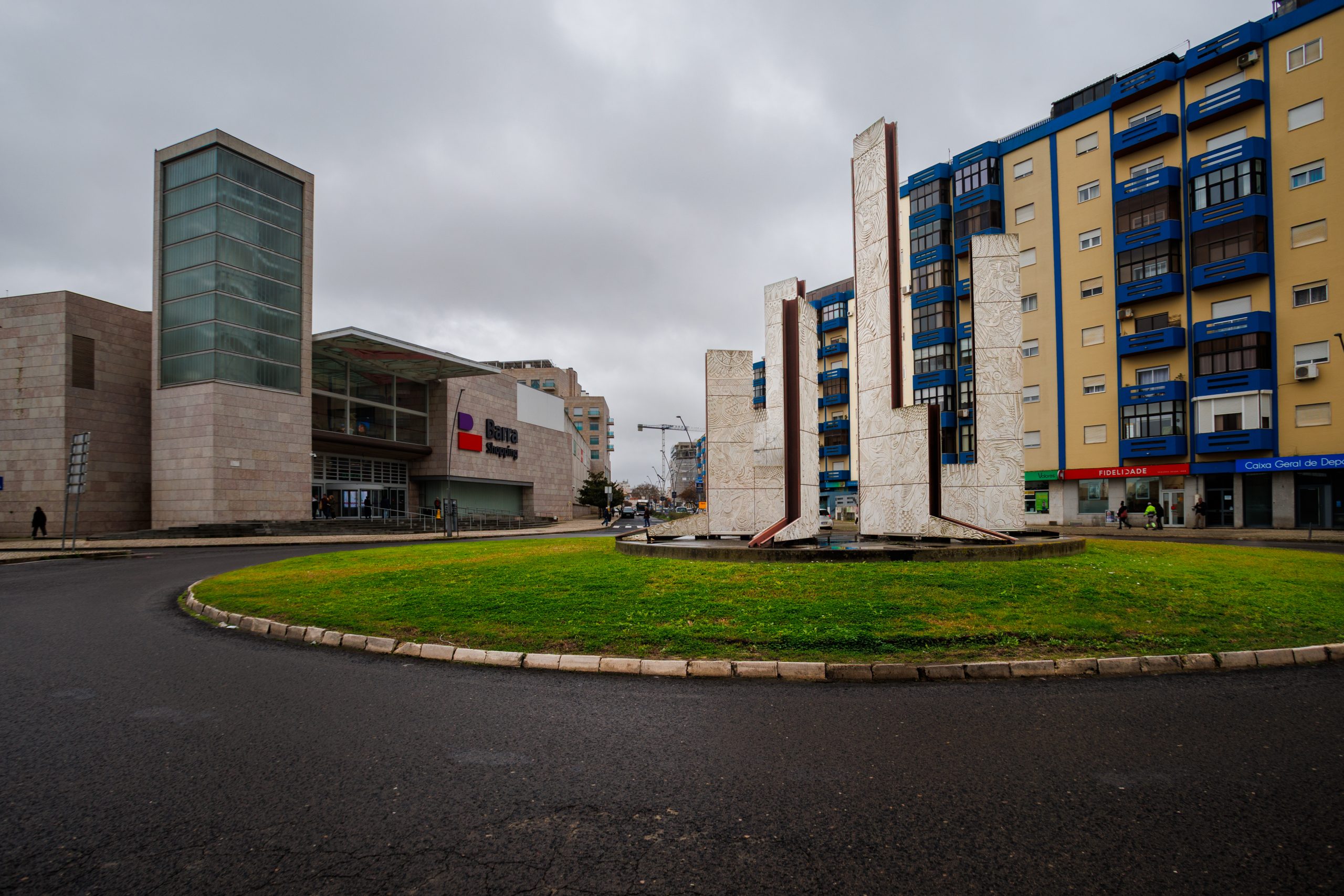 Elemento escultórico Paz e Amizade, no centro de uma rotunda, no Barreiro