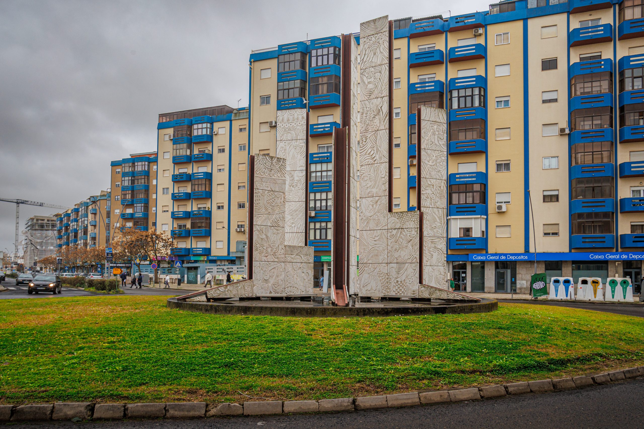 Elemento escultórico Paz e Amizade, no centro de uma rotunda, no Barreiro