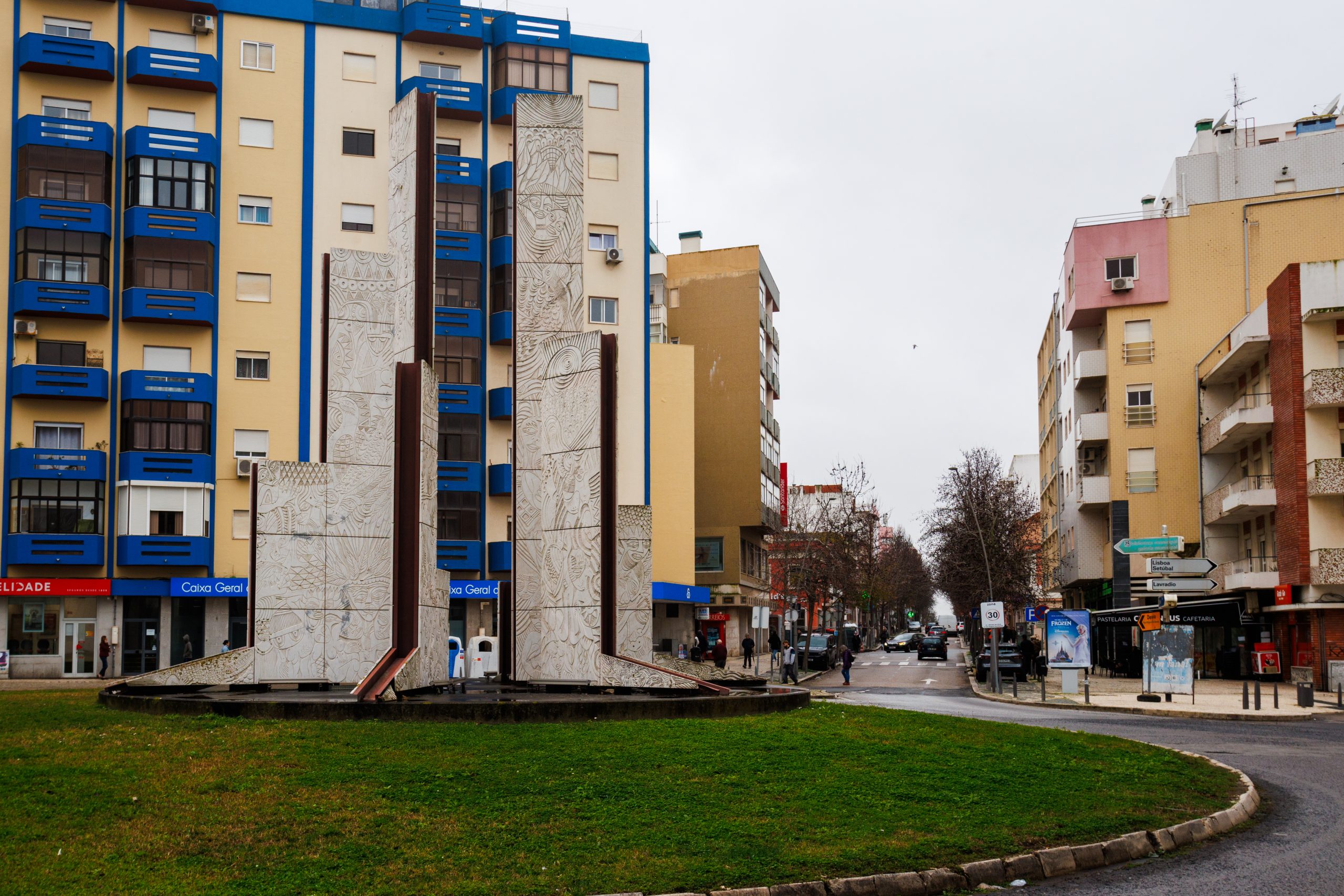 Elemento escultórico Paz e Amizade, no centro de uma rotunda, no Barreiro