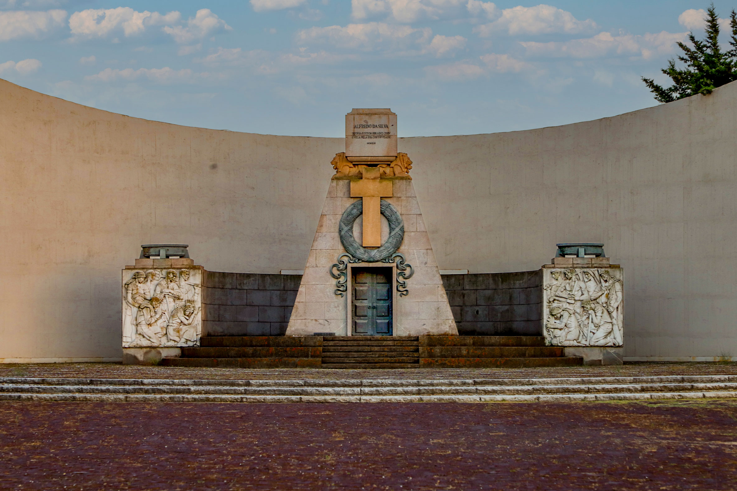 Fotografia de pormenor da frente do Mausoléu de Alfredo da Silva, no Barreiro