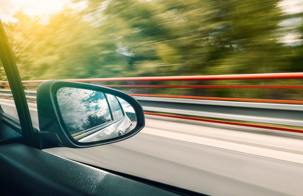 Imagem de um espelho lateral direito do carro em andamento