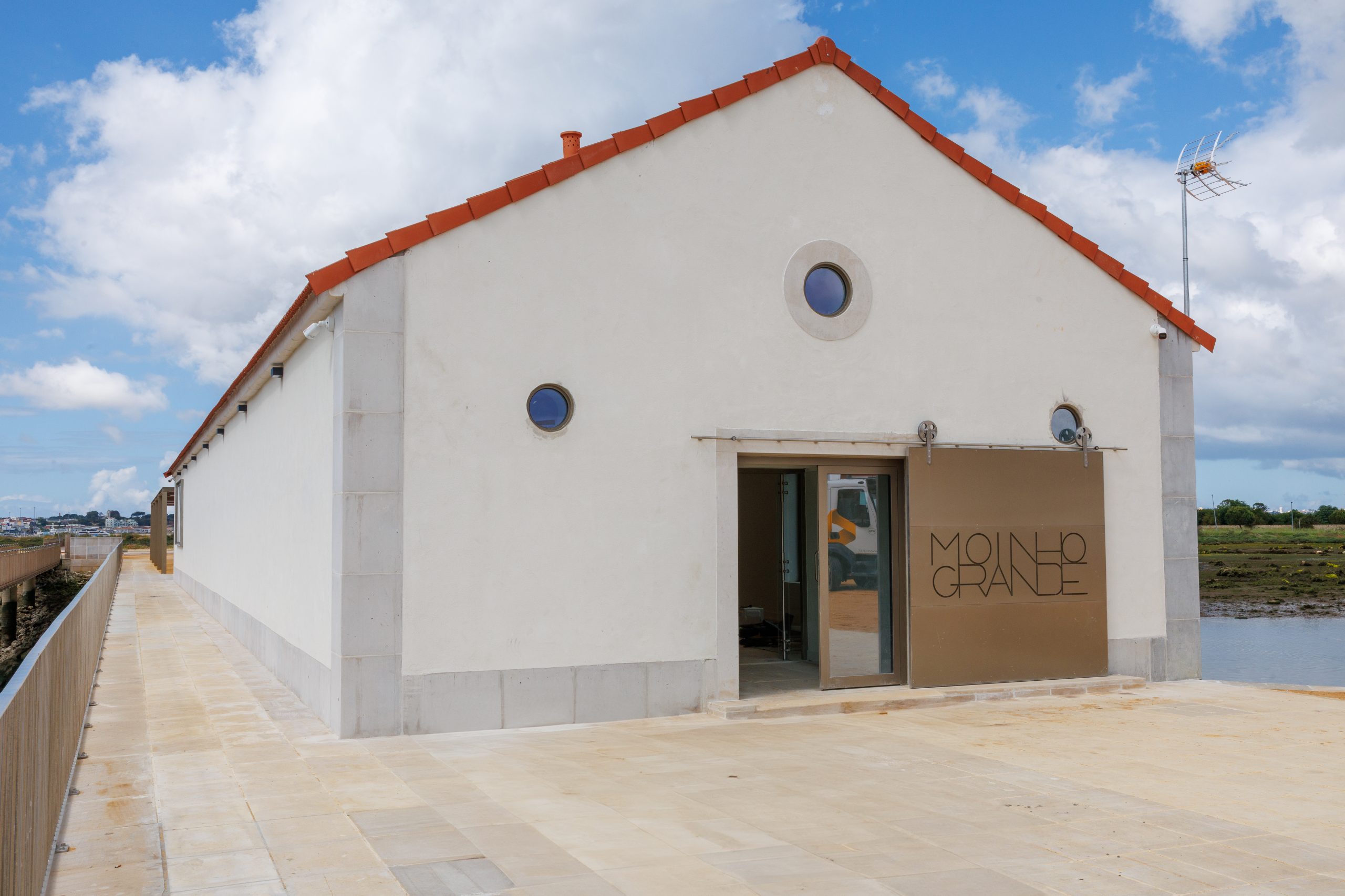 Fotografia da fachada do Moinho de Maré Grande