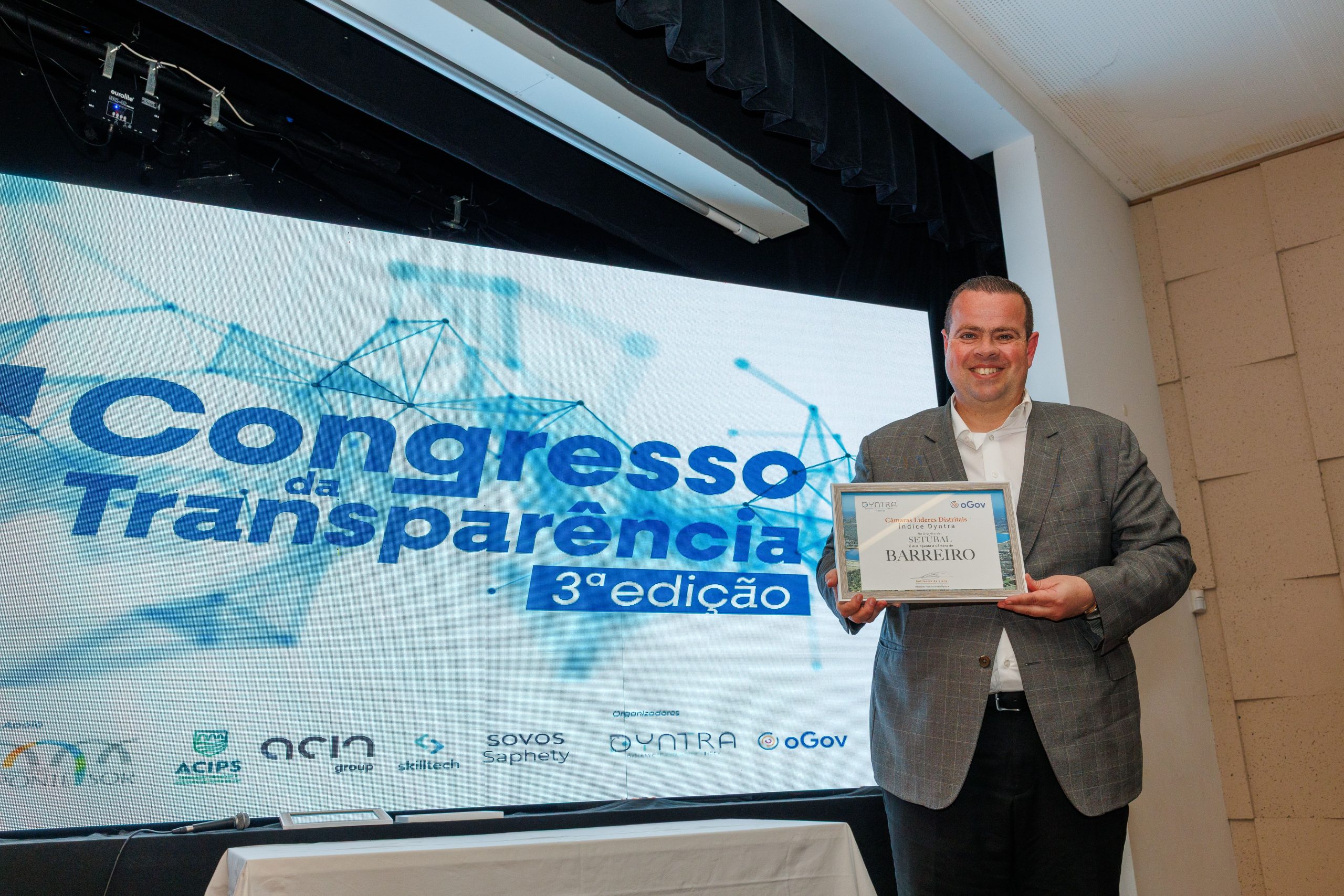 Presidente Frederico Rosa com prémio de transparência