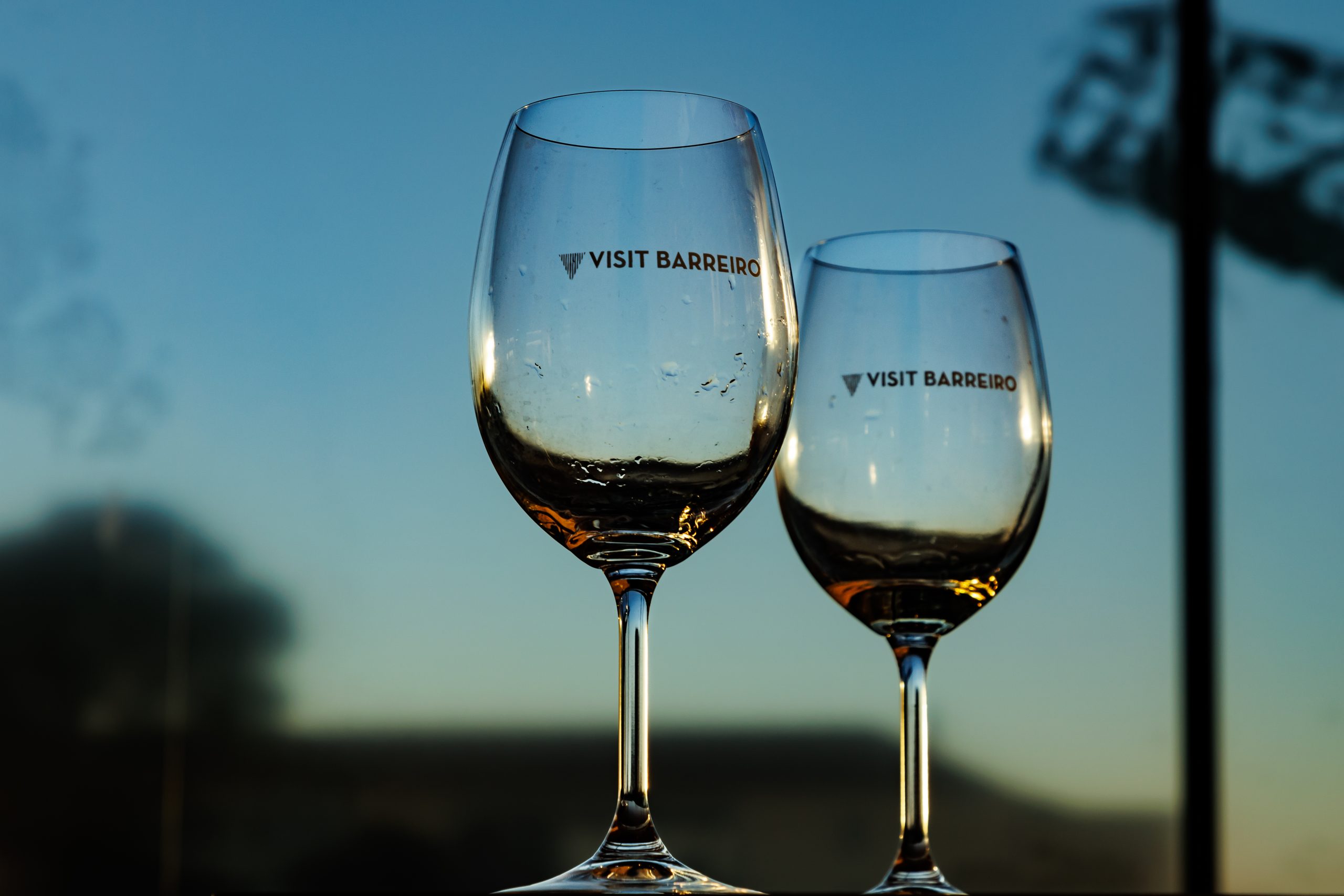 Fotografia de dois copos com o logo 