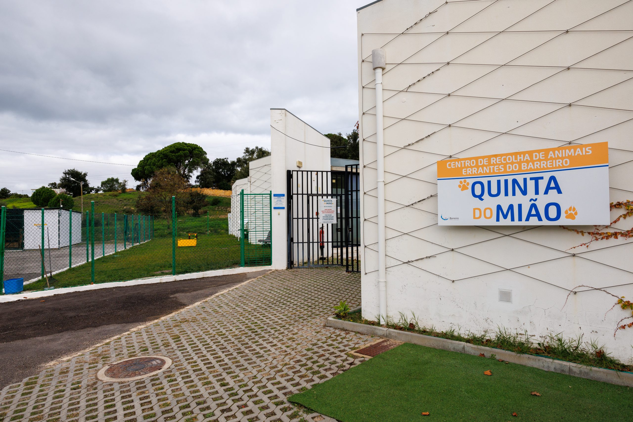 Fotografia da entrada da Quinta do Mião - Centro de Recolha de Animais Errantes do Barreiro