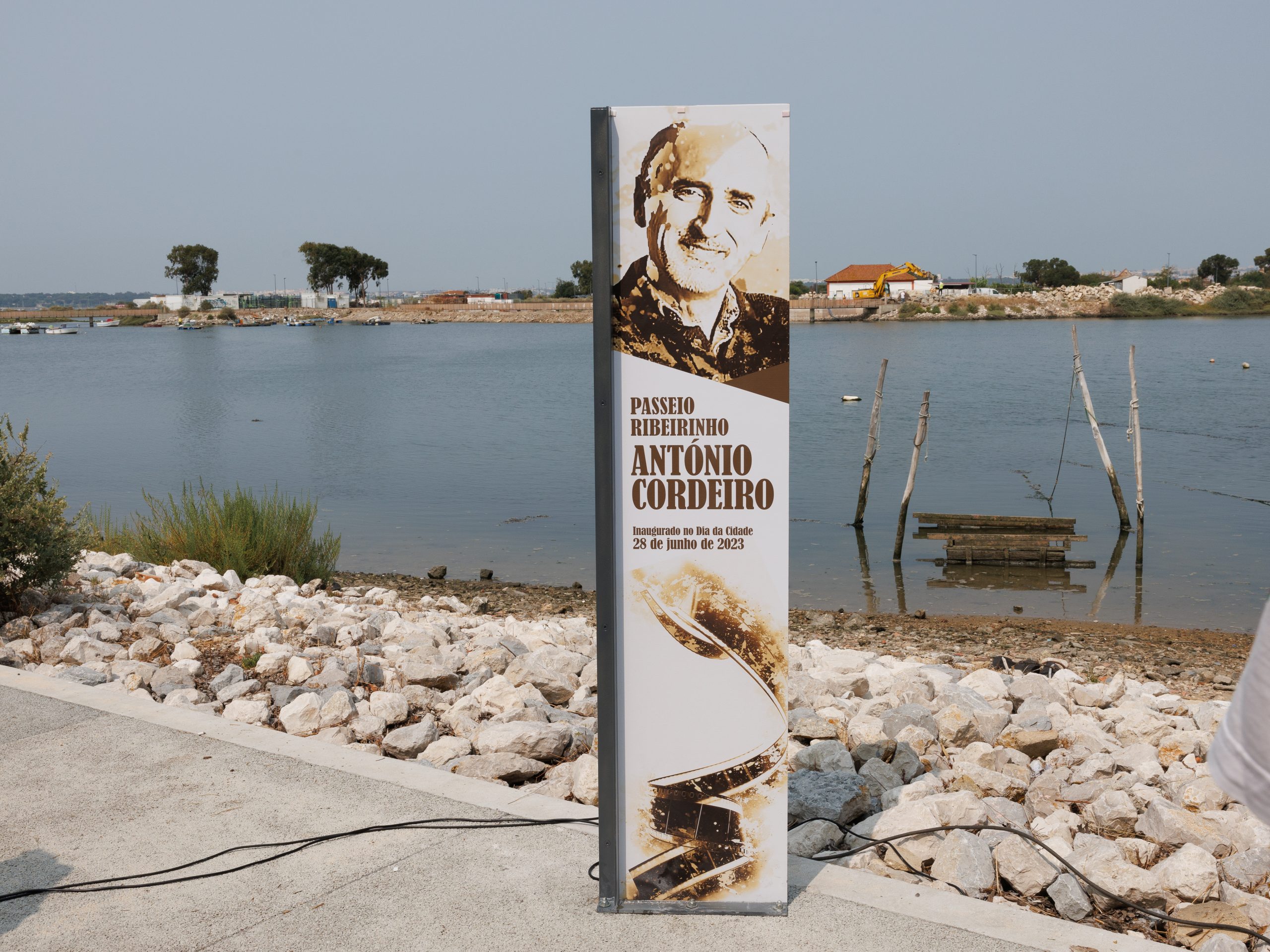 Fotografia da placa de inauguração do Passeio Ribeirinho António Cordeiro a 28 de junho de 2023.