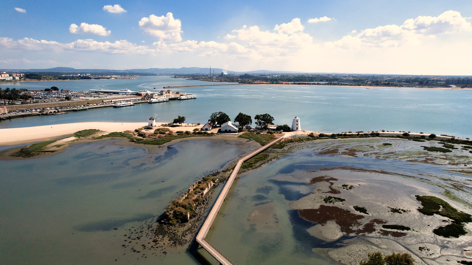 Fotografia de drone da zona dos moinhos de maré do Barreiro, com vista rio e Seixal