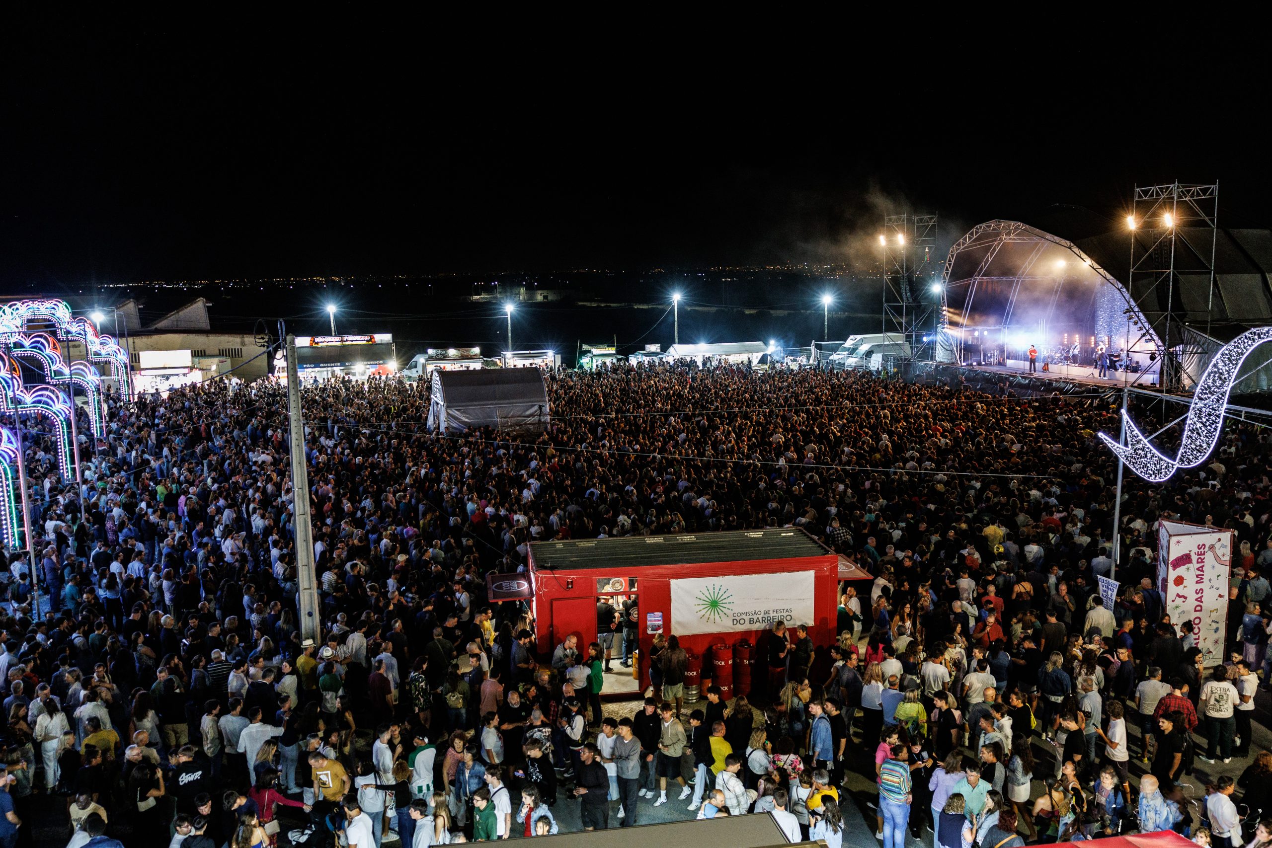 Fotografia da multidão nas Festas do Barreiro durante o concerto do Palco das Marés