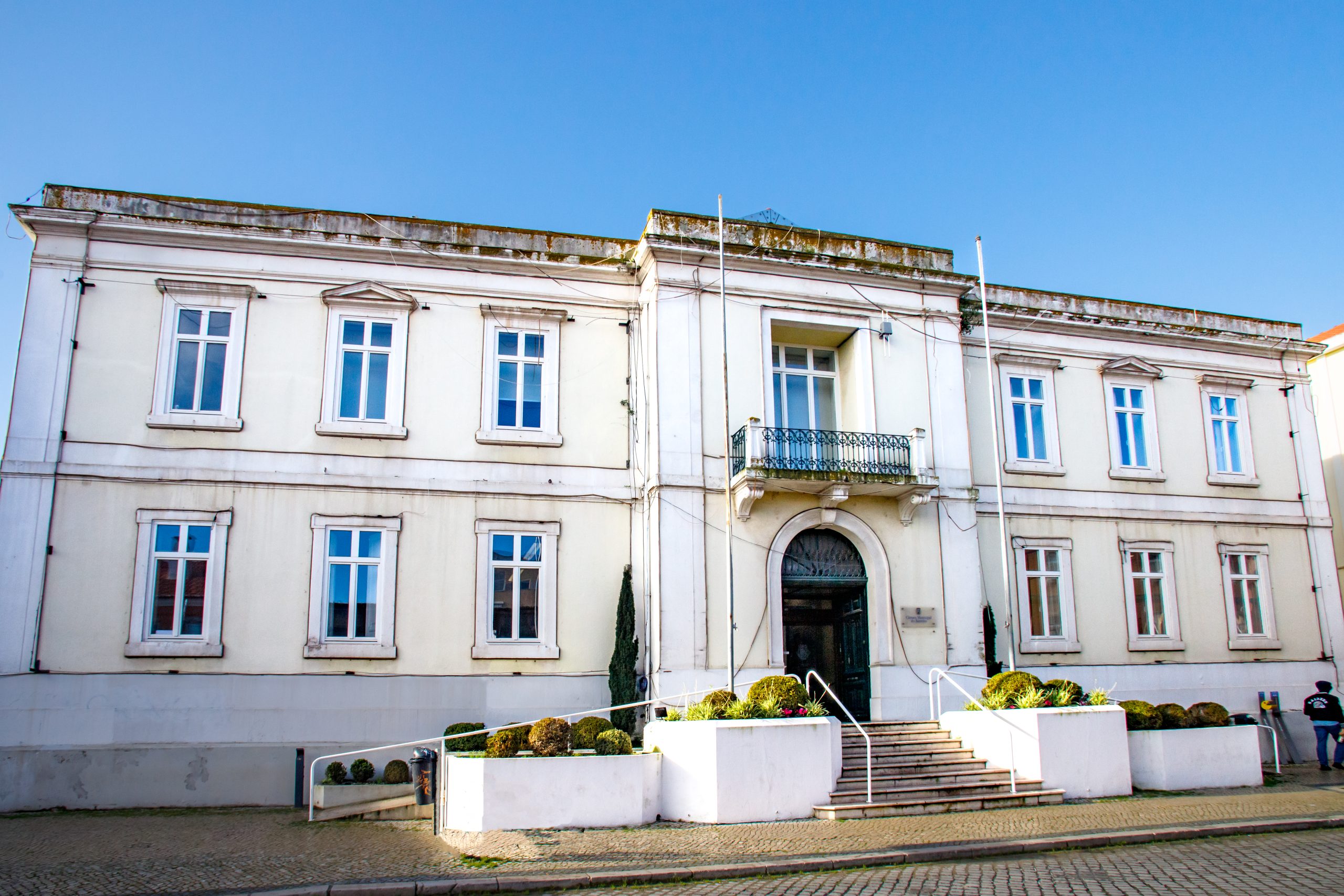 Fotografia da fachada do edifício Paços do Concelho, na Rua Miguel Bombarda, no Barreiro