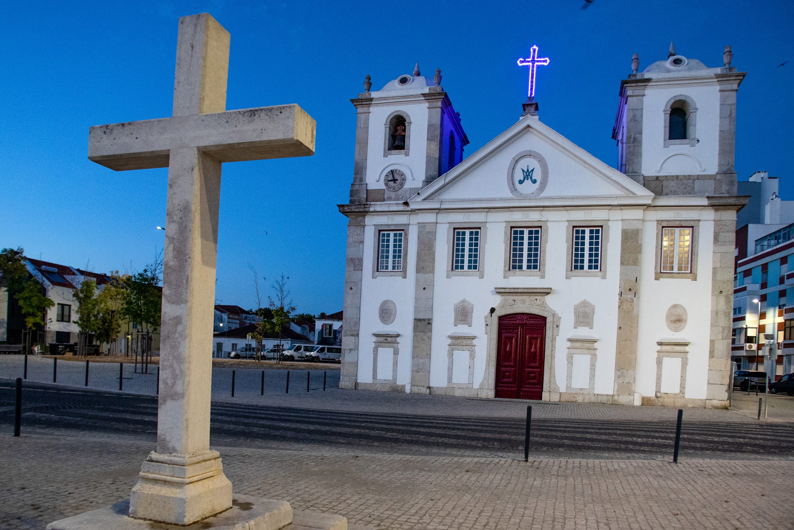 Fotografia da fachada da Igreja de Nossa Senhora do Rosário de noite