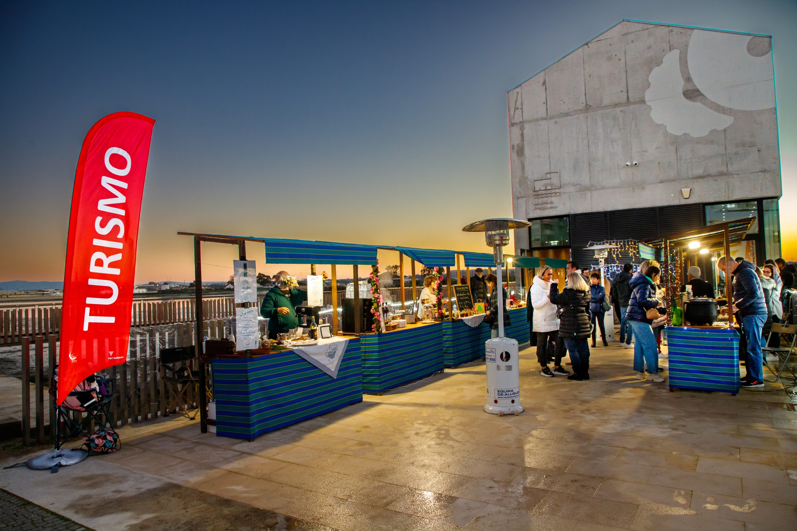 Fotografia de tasquinhas e convívio frente ao Moinho de Maré Pequeno do Barreiro, durante a noite