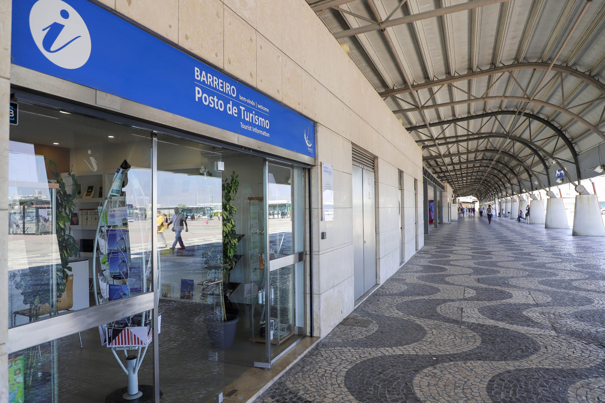 Fotografia da fachada do Posto de Turismo do Barreiro, no Terminal Rodo-Ferro-Fluvial