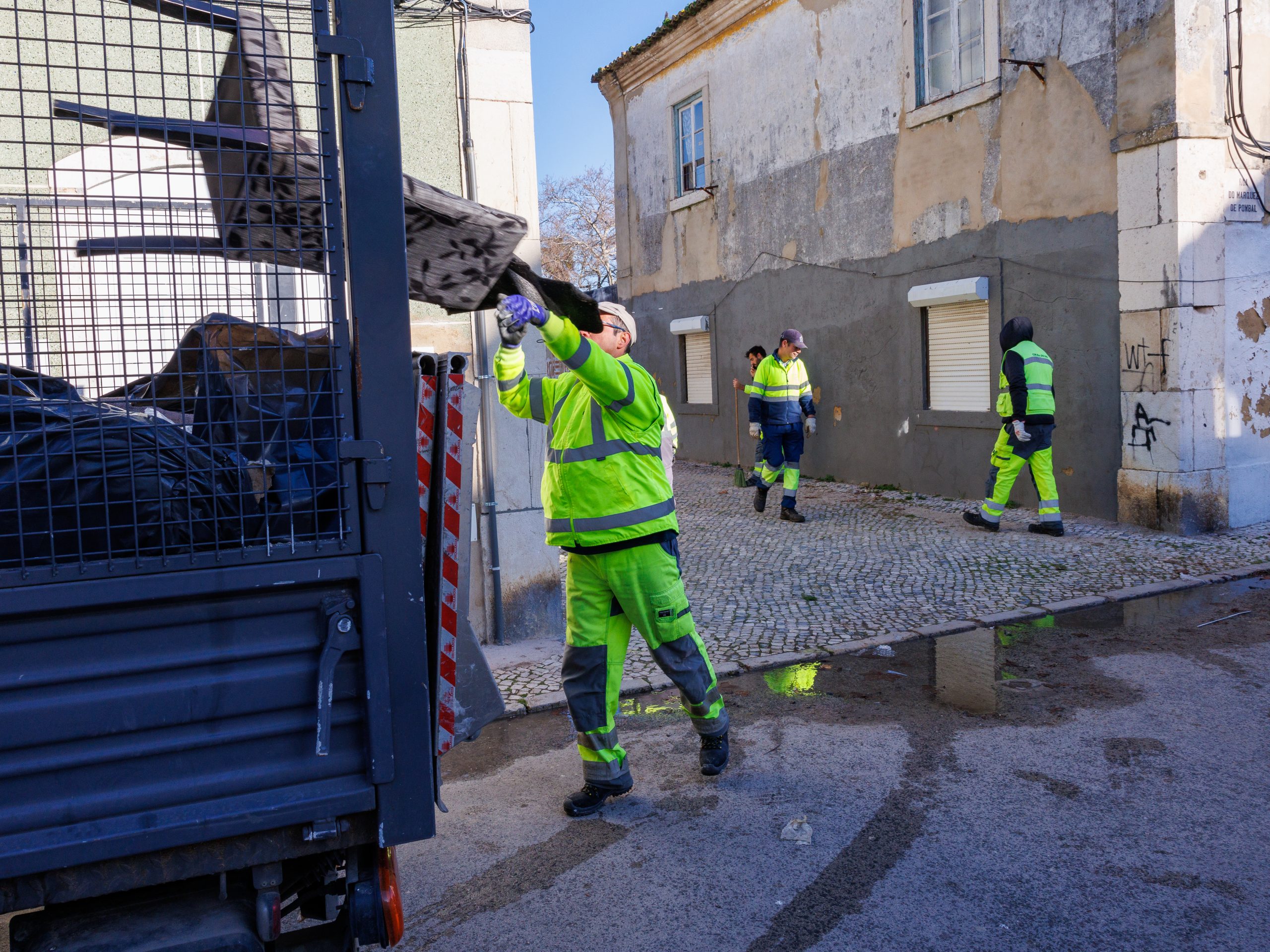 Fotografia de limpeza do Barreiro velho com funcionários da CMB em ação