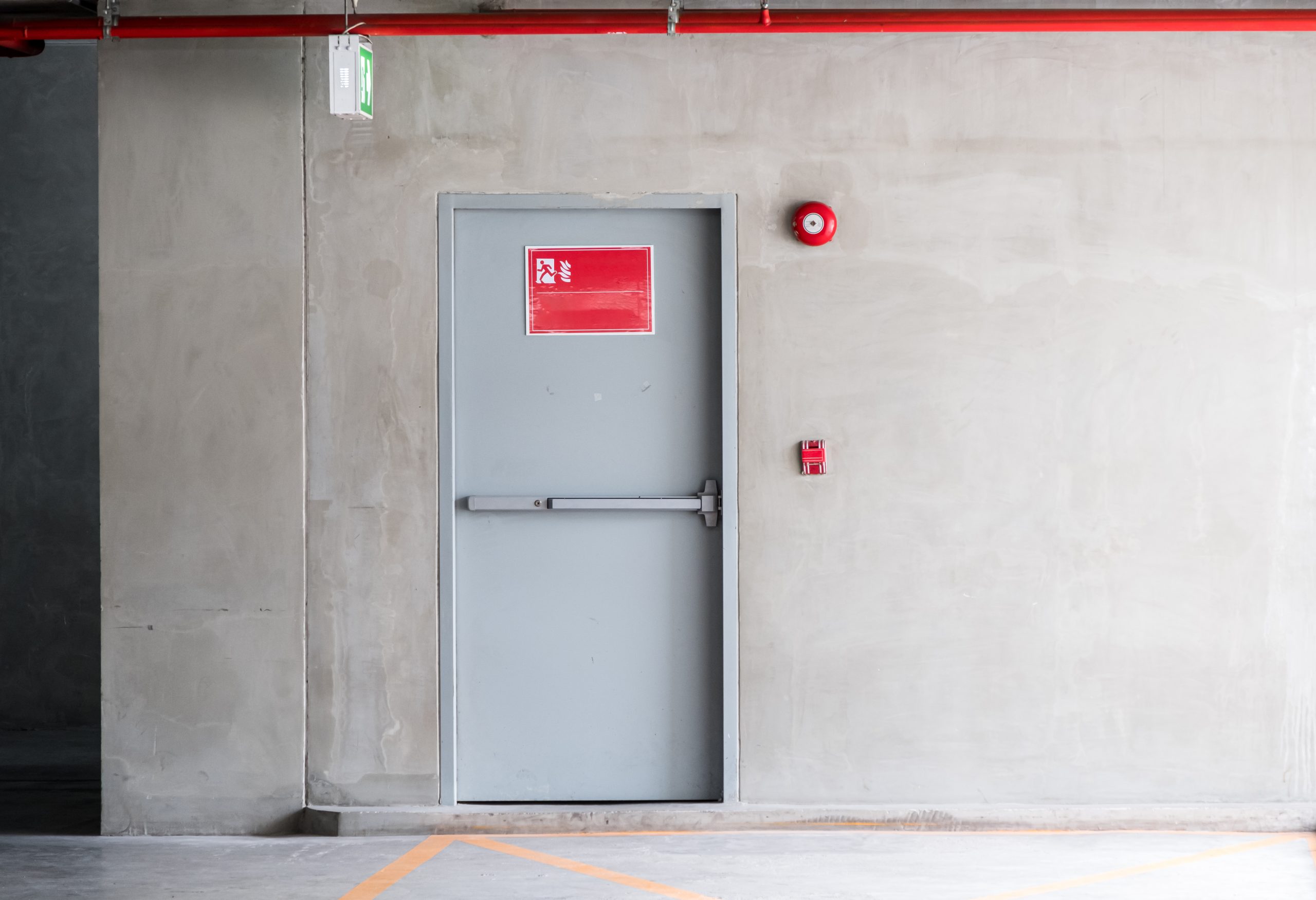 Porta de saída de emergência para situações de emergência