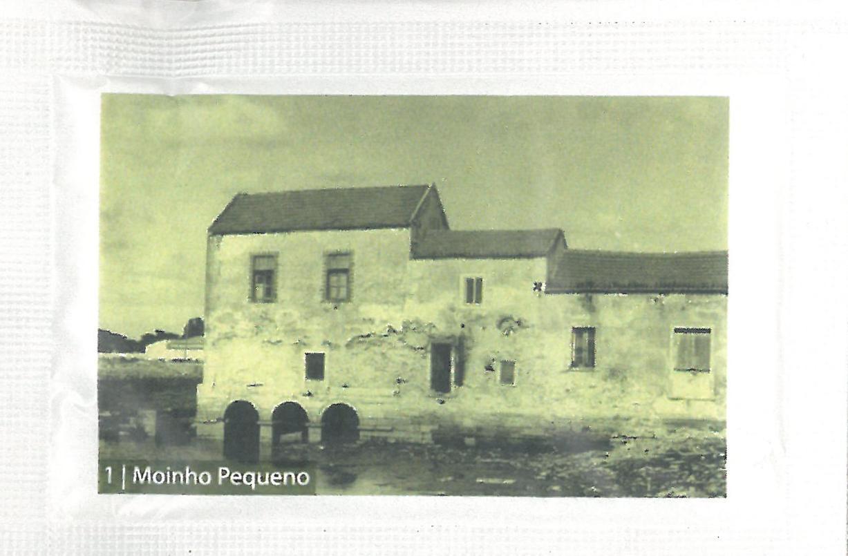 Fotografia de arquivo, antiga, do Moinho de Maré Pequeno do Barreiro num pacote de açúcar