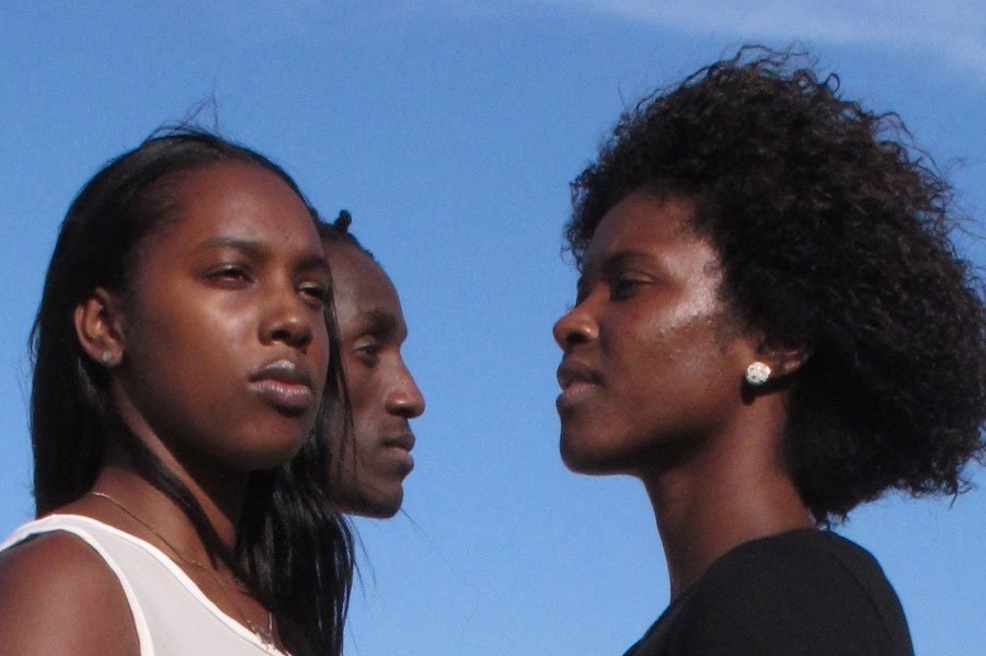 Fotografia de perfil de três personagens do teatro E Agora Nós